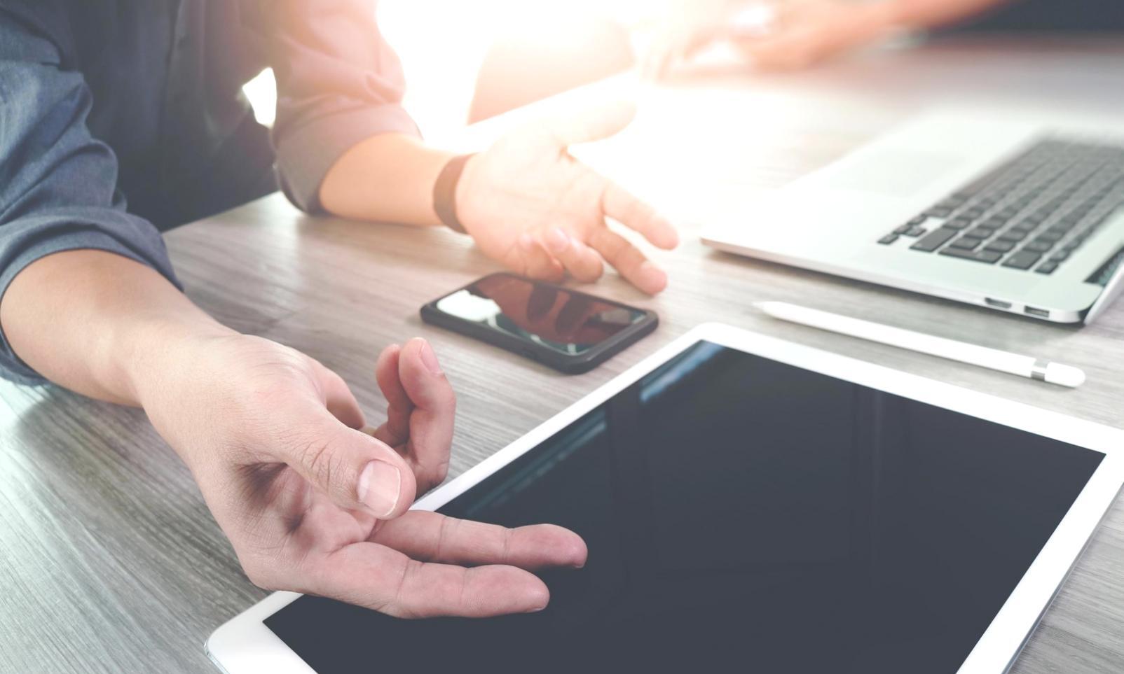 Équipe xenoviralto travaillant sur des stratégies financières personnalisées